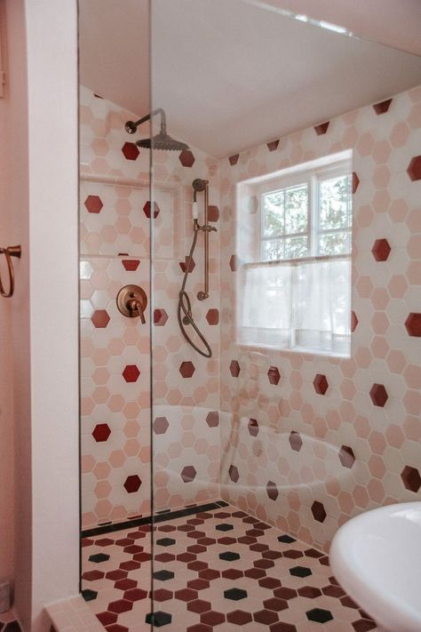 Unique Tile Floor Bathroom, Flower Tile Shower, Airbnb Themes, Pink Tile Bathroom, Retro Tile, Interior Detailing, Space Bathroom, Bathtub Tile, Retro Tiles