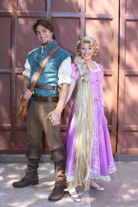 12 Couples Halloween Costume Ideas: Eugene & Rapunzel Clever Couple Costumes, Rapunzel Y Flynn, Disney Couple Costumes, Different Halloween Costumes, Tangled Costume, Rapunzel Cosplay, Couples Cosplay, Halloween Parejas, Couple Cosplay