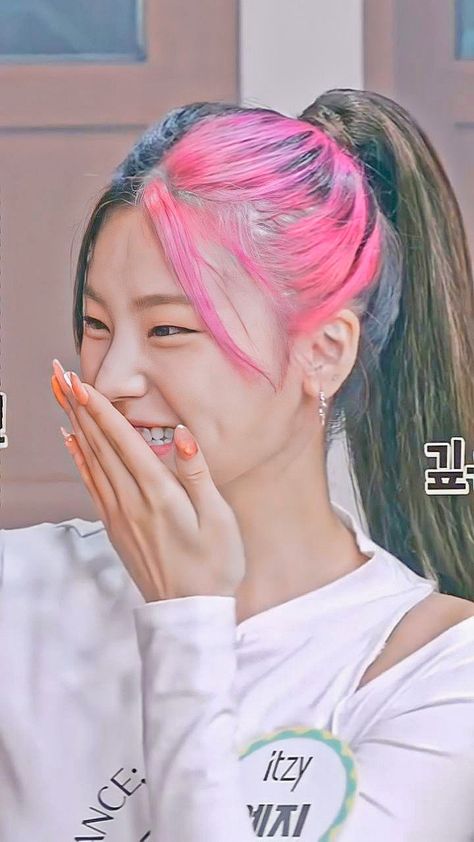 17 Kpop, Hwang Yeji, Itzy Yeji, Haircuts For Medium Hair, Girl Day, Kpop Girl Groups, Pink Hair, Girly Things, K Pop