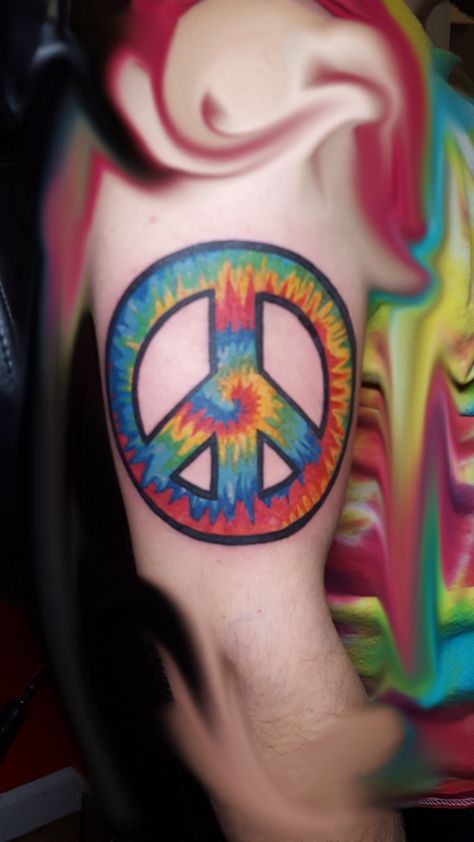 Peace Symbol Tattoo, Tie Dye Tattoo, Desain Tattoo, Tye Died, Peace Sign Tattoo, Aj Tattoo, Peace Sign Tattoos, Peace Tattoo, Peace Tattoos