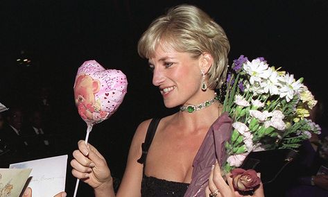 HELLO!'s Memories of Diana competition winners revealed Mohamed Al Fayed, Princess Diana Dresses, Herzogin Von Cambridge, Prinz Charles, Spencer Family, Diana Fashion, A Bouquet Of Flowers, Mario Testino, Lady Diana Spencer