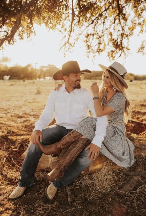 Country Family Photos, Western Family Photos, Western Couple Photoshoot, Western Engagement Photos, Western Couple, Country Couple Pictures, Country Engagement Pictures, Western Family, Country Couple