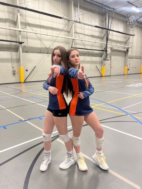 Volleyball Duo Pictures, Volleyball Photo Poses, Volleyball Pictures With Friends, Cute Lululemon Outfits, Volleyball Team Pictures, Volleyball Tryouts, Volleyball Photos, Volleyball Poses, Best Poses