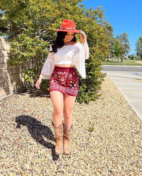 Vestidos Rancheros, Banda Outfit Mexican, Vaquera Skirt Outfit, Jaripeo Outfits Skirt, Red Western Outfit, Mexican Western Outfits Women, Skirt Vaquera Outfit, Outfits Rancheros Mujer, Outfit Jaripeo