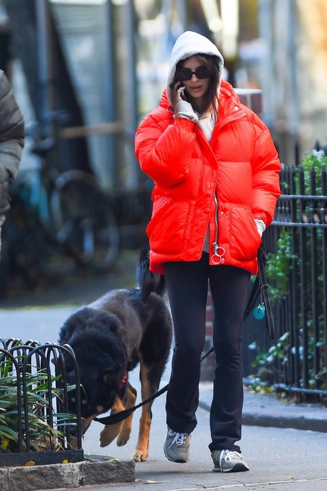 Red Puffer Jacket Outfit, Dog Walking Outfit, Winter London, Emily Ratajkowski Style, Puffer Jacket Outfit, Red Puffer Jacket, Cool Girl Outfits, Long Down Coat, Red Puffer