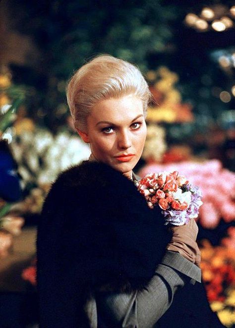 Kim Novak, classic beauty in Hitchcock's "Vertigo" Vertigo 1958, Klasik Hollywood, Stars D'hollywood, Alfred Hitchcock Movies, Hitchcock Film, Diahann Carroll, Anne Bancroft, Kim Novak, Photo Star