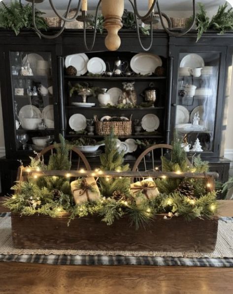 Farmhouse Christmas Tablescapes, Farmhouse Christmas Table, Christmas Table Decor Ideas, Festive Tablescape, Winter Centerpieces, Centerpiece Christmas, Christmas Table Decor, Christmas Dining Table, Christmas Table Centerpieces