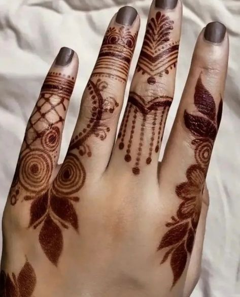 Front Finger Mehendi Designs Stylish, Finger Tips Mehendi Designs, Mehdi Degine Unique, Finger Mehendi Designs Simple, Mehndi Design Simple Finger, One Finger Mehndi Design, Simple Finger Mehndi Designs, Mehdi Degine Simple, Finger Mehndi Design Simple