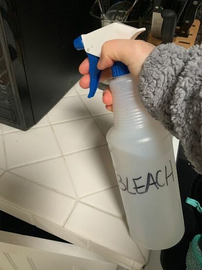 Cleaning with a DIY bleach cleaning solution is a great way to disinfect your home after an illness or during a flu outbreak- but you need to make sure you do it the right way to keep everyone safe.  Read on to learn how to mix your own bleach cleaner for cleaning surfaces, kill the flu virus and sanitize your house.READ ALL THE INSTRUCTIONS TO MAKE SURE YOU DO THIS SAFELY.Bleach is cheap, effective and readily available for sanitizing your home. Check out the video to learn how t… Bleach Cleaning, Diy Dishwasher Tablets, Homemade Bleach, Diy Bleach, Homemade Fabric Softener, House Elves, Preschool Room, Vintage Metal Trays, Laundry Soap Homemade