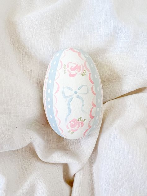 Cute Egg Painting Ideas, Easter Egg Inspo Aesthetic, Painted Easter Eggs Easy, Aesthetic Easter Egg Designs, Heirloom Easter Eggs, Easter Eggs Ideas Aesthetic, Pretty Easter Eggs, Hand Painted Wooden Eggs, Easter Egg Designs Aesthetic