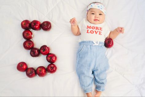 Five Month Baby Photoshoot, Apple Baby Photoshoot, Baby Apple Photoshoot, Five Months Baby Photography, Monthly Photoshoot, Month Pictures, 4 Month Baby, September Baby, Monthly Baby Photos