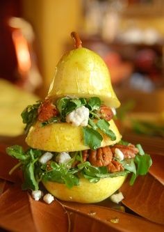 Resep Salad, Decorações Com Comidas, Ayam Bakar, Pear Salad, Wine Dinner, Dressing Recipes, Cheese Salad, Food Blogs, Blue Cheese