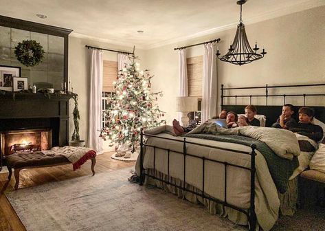 Here's Exactly How Joanna Gaines Created Her Dreamy Master Bedroom15 Things Chip and Joanna Gaines Are Obsessed With That You Can Buy on Amazon Stile Joanna Gaines, Bedroom Joanna Gaines, Joanna Gaines Bedroom, Joanna Gaines House, Joanna Gaines Farmhouse, Farmhouse Master, Relaxing Bedroom, Chip And Joanna Gaines, Christmas Bedroom