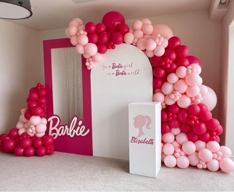 Barbie World Birthday Party, Barbie Birthday Party Backdrops, Barbie Balloon Backdrop, Barbie Baby Shower Theme, Barbie Backdrop Birthday Party Ideas, Barbie Baby Shower Ideas, Barbie Themed Birthday Party Decor, Backdrop Barbie, Barbie Birthday Party Ideas Decoration