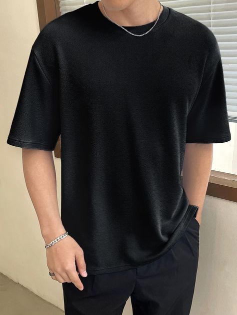 Men Plain Shirt Outfit, Simple Outfits For Men Casual, Black Tee Shirt Outfit Men, Simple Black Outfits Men, Mysterious Outfits Men, Black Top Outfit Men, Comfy Clothes Men, Plain Tshirt Outfit Men, Black T Shirt Outfit Men