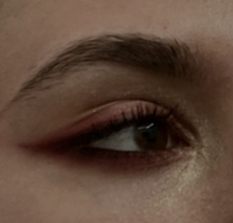 Dark Red Prom Makeup, Deep Red Eye Makeup, Burgundy Eye Makeup Simple, Maroon Makeup Ideas, Red Smokey Makeup, Brown Eye Looks, Red Eye Makeup Prom, Makeup To Go With Red Dress Simple, Red Eyeshadow Brown Eyes