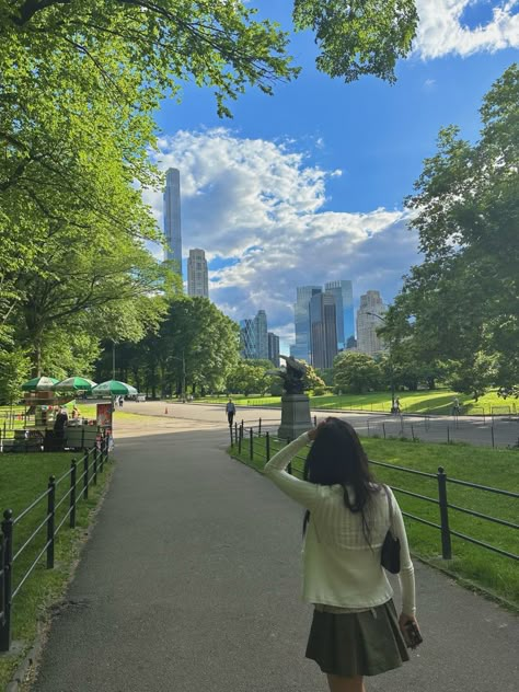 nyc • new york • summer 2024 • central park • inspo • aesthetic Central Park Date Aesthetic, Nyc Aesthetic Lifestyle, Nyc Aesthetic Central Park, Nyc Picture Ideas Aesthetic, Nyc Photo Poses, Cute Nyc Pics, New York Girls Trip Aesthetic, Central Park Picture Ideas, New York City Picture Ideas