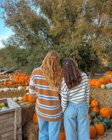 Pumpkin Patch Instagram Pictures, Duo Outfits, Pumpkin Patch Photography, Pumpkin Painting Party, Pumpkin Patch Photoshoot, Pumpkin Patch Pictures, Fall Friends, Fall Shoot, Friend Pics