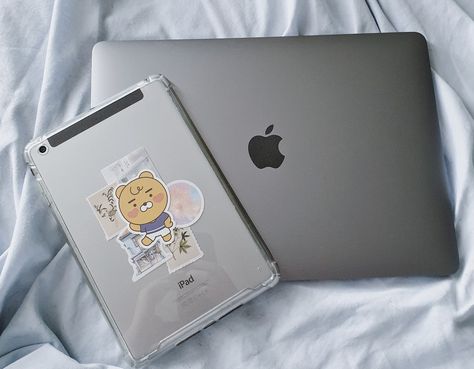 macbook pro 2020 (13 inches) n ipad mini 3 (with cellular) [the ryan sticker is from a twice merch when they collaborated with kakao talk] Ipad Mini 2 Aesthetic, Dark Grey Aesthetic, Korean Uzzlang, Macbook Mini, Macbook And Ipad, Twice Merch, Ipad Case Stickers, Macbook Pro 2020, Ipad Picture