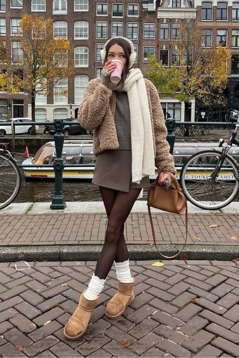 27+ Super Trendy & Casual Winter Outfits to Wear This Season Faldas Animal Print, Black Fluffy Coat, Tazz Ugg, Date Night Outfits Winter, Outfits Uggs, Work Outfits Winter, Warm Winter Outfits, Casual Winter Outfits For Women, Ny Winter