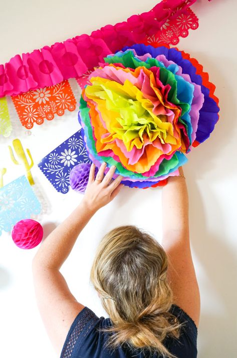 Mexican Tissue Paper Flowers, Mexican Paper Flowers, Mexican Fiesta Decorations, Hanging Paper Craft, Wall Hanging Paper Craft, Craft For Home Decoration, Dia De Los Muertos Decorations Ideas, Tissue Paper Flowers Diy, Mexican Party Decorations