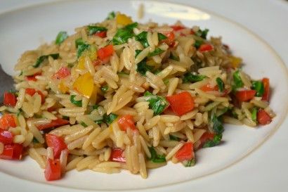 A light dish to serve with salmon or steak that can be prepped the day before. Macaroni Grill Recipes, Spinach Orzo, Macaroni Grill, Teriyaki Glaze, Orzo Pasta Salad, Orzo Recipes, Orzo Pasta, Tasty Kitchen, Vegetable Sides