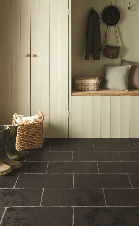 Enkelt och stilrent men ändå lantligt Limestone Tiles, Black Tile, Limestone Flooring, Slate Flooring, Black Tiles, Boot Room, Laundry Mud Room, White Brick, English House