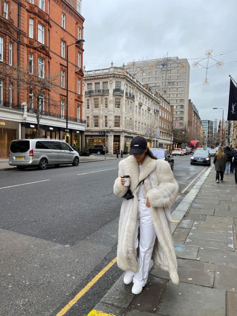 White Fur Jacket Outfit, Long Fur Coat Outfit, White Fur Coat Outfit, Faux Fur Coats Outfit, Fur Outfit, Fur Coat Outfit, Long Fur Coat, White Fur Coat, Coat Street Style