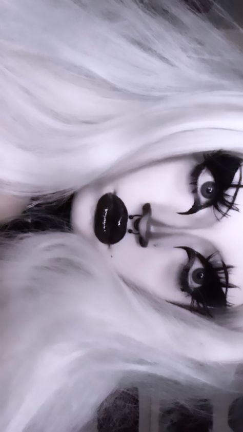 Goth Cat Makeup, White Face Goth Makeup, Goth Ideas, Goth Eye Makeup, Dark Makeup Looks, Trad Goth, Alt Makeup, Swag Makeup, Queen Makeup