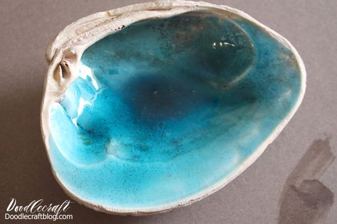 Resin Craft: Seashell Soap Dish DIY Resin Seashell Crafts, Soap Dish Diy, Oyster Shells Diy, Hot Chocolate Wedding Favors, Seashell Soap, Beach Themed Bathroom, Ocean Shells, Diy Dish, Oyster Shell Crafts