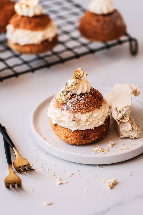 Halva Choux Buns with Craquelin Topping Choux Au Craquelin Packaging, Choux Pastry Photography, Choux Photography, Choux Paste, Comidas Aesthetic, Choux Cream, Choux Buns, Buffet Dessert, Profiterole