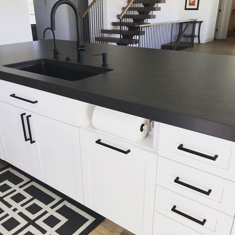 Hidden Paper Towel Holder, Black Kitchen Counter, Matte Black Countertops, Black And White Modern Kitchen, White Cabinets Black Countertops, Kitchen Black Counter, Kitchen Cabinets And Backsplash, White Cabinets White Countertops, Black Kitchen Countertops