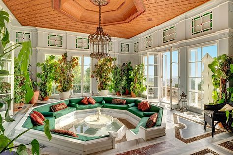 The Most Gorgeous Homes on the Market this Week Solarium Room, Interior Design Country, Attica Greece, Lots Of Plants, Exquisite Gardens, Sunken Living Room, Retro Interior Design, 70s Home, Retro Interior