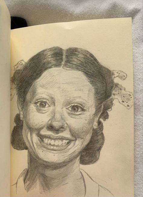 Drawing of Mia Goth as Pearl in A24’s ‘Pearl.’ Pearl Drawing, Drawings On Lined Paper, Hb Pencil, Mia Goth, Arte Van Gogh, Sketchbook Drawings, Background Drawing, Arte Sketchbook, Paper Drawing