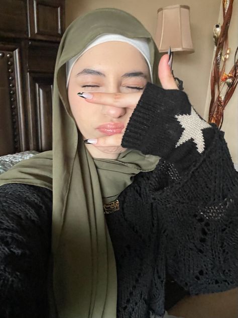 Poses For Pictures Hijab, Hijabi Poses For Pictures Instagram, Poses For Hijabis, Green Hijab Outfit, Green Hijab, Simple Hijab Tutorial, Hijabi Fits, Simple Hijab, Hijab Style Tutorial