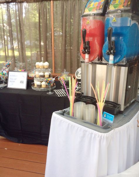 Wedding Slushy Bar, Slushies Machine, Slurpee Machine, Summer Office Party, Hbd Ideas, Slushy Machine, Slushie Machine, Slush Machine, 21st Bday Ideas