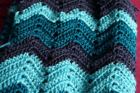 Written pattern, How to crochet the double crochet Chevron blanket Double Crochet Chevron Blanket, Double Crochet Chevron, Crotchet Blanket Patterns, Crochet Patterns English, Written Crochet Patterns, English Charts, Crochet Chevron Blanket, Crochet Ripple Afghan Pattern, Chevron Crochet Blanket Pattern