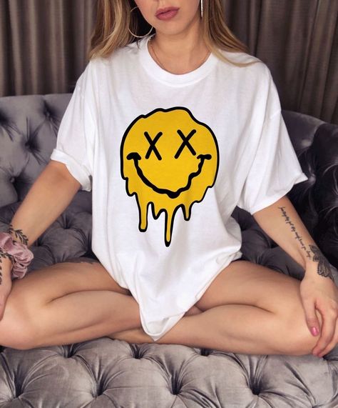 Smile T Shirt, T-shirt Aesthetic, Cool T-shirts, Smiley Face Clothing, Preppy Shirts, Oversized Shirt Outfit, Manipura Chakra, Smiley Face Tshirt, Smiley Face Shirt