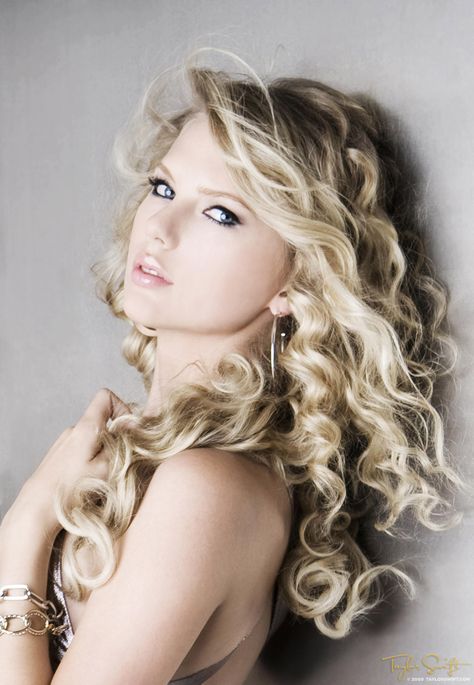 Taylor Swift Curls, Taylor Swift Curly Hair, Taylor Swift Fearless Album, Fearless Album, Style Taylor Swift, Taylor Swift Photoshoot, Taylor Swift Web, Taylor Swift Fearless, Estilo Taylor Swift