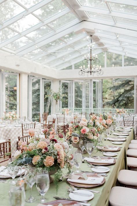 This natural and refined wedding in Vail, Colorado is giving us all the autumnal vibes. Western touches abound from the wool rancher hat worn by the bride to the leather escort cards, while pheasant feathers and a custom hunting dog bar front paid homage to their own German Haired Pointers. Every single detail of this fall mountain wedding was crafted with an authentic and intentional spirit. Minimalist Centerpiece, Wedding Ideas On A Budget, Fall Wedding Ideas, Red Bouquet, Wedding Buffet, Rancher Hat, Vail Colorado, Refined Wedding, Pheasant Feathers