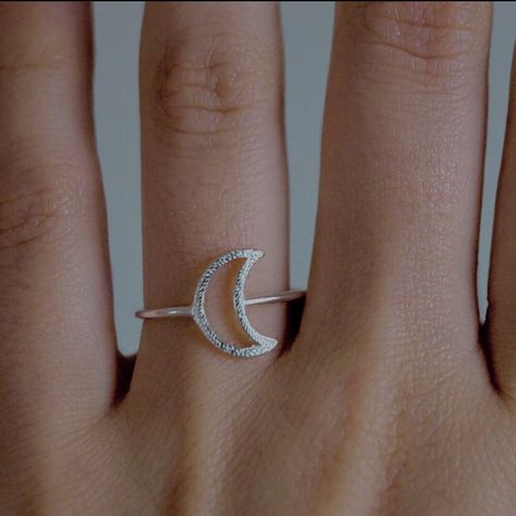 Moon Ring Aesthetic, Moon Jewelry Aesthetic, Werewolf Jewelry Aesthetic, Werewolf Aesthetic Outfit, Werewolf Jewelry, Teen Wolf Jewelry, Werewolf Moon Aesthetic, Wolf Accessories Jewelry, Grunge Moon Necklace