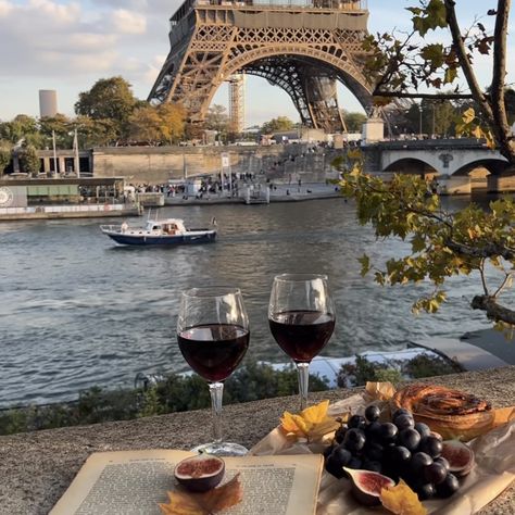 Paris In Autumn, Thanksgiving Recipes, Red Wine, The Dreamers, Alcoholic Drinks, France, Paris, Drinks, Glass