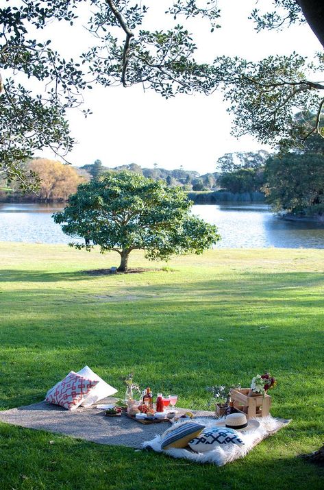 Peaceful picnic by the lake ~ The perfect idea for a lazy summer afternoon. #travel #picnicspot #vacationtour #worldtravelideas Picnic Inspiration, Romantic Picnics, Pic Nic, Picnic Spot, Picnic Date, Perfect Picnic, Picnic Time, A Picnic, Jolie Photo