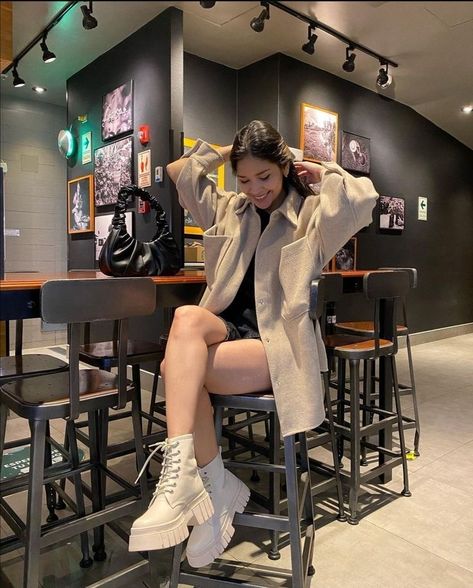 Styling Beige Boots, Beige Combat Boots Outfit Winter, Ankle White Boots Outfit, Combat Boots Blancas Outfit, White Combat Boot Outfits, Beige Boot Outfit, Outfits With Beige Boots, Outfit Botas Timberland Mujer, Outfit With Beige Boots