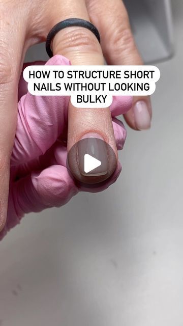 Sofía Wood | Nail Artist & Instructor on Instagram: "STRUCTURING SHORT NAILS WITHOUT LOOKING BULKY⬇️ . 1️⃣ Make sure you remove basically ALL their previous product. It should look like a natural nail but with the TINIEST amount of leftover base from their previous set. . 2️⃣ Your slip layer will basically be your structure, so it should be generous! You’ll need a VERY little bead of product to level everything out.  . 3️⃣ Use gravity A LOT and a liner brush to help pull product away from the free edge and corners. Make sure there’s enough product in the corners around the cuticle area so that the nail looks the same width all the way down to the free edge (rather than more product near the top corners than at the bottom). . And that’s it!! Hope y’all have an amazing day. ♥️ Like and subsc How To Use Nail Forms, Natural Manicure Short, Short Sns Nails, Short Nail Bed, Natural Acrylic Nails, Be Generous, Natural Manicure, Wood Nails, Nail Looks