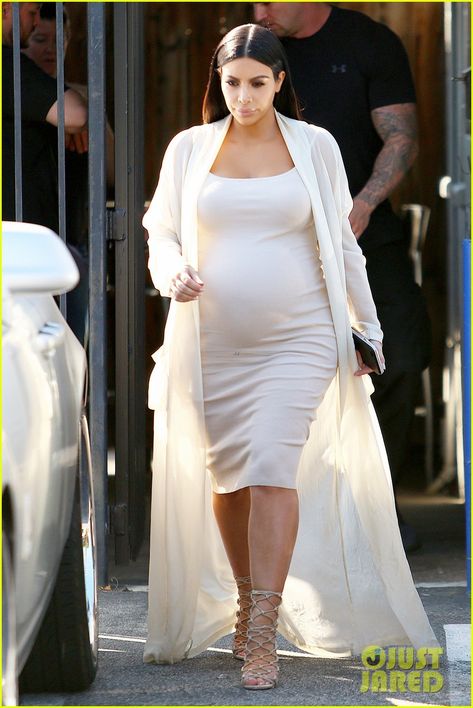 Pregnant Kim Kardashian Displays Baby Bump in Another Form-Fitting Dress Kardashian Pregnant Style, Kim Closet, Kim K Pregnant, Pregnant Celebrities Fashion, Winter Dressy Outfits, Khloe Kardashian Pregnant Style, Kourtney Kardashian Pregnant, Kardashian Pregnant, Kardashian Girls