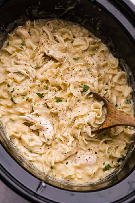 If you’re wondering what to add to the dinner lineup this week, this creamy slow cooker chicken and noodles is the answer! Everything gets cooked in the crockpot (even the noodles!) and the sauce is a tasty mix of cream of chicken soup, garlic, and Italian seasonings! Chicken Recipes Slow Cooker, Salisbury Steak Crockpot, Creamy Chicken And Noodles, Crockpot Chicken And Noodles, Chicken And Noodles, Italian Seasonings, Slow Cooker Creamy Chicken, Recipes Slow Cooker, Chicken Tonight