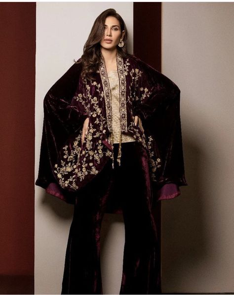 Rozina Munib Formal Cape, Velvet Outfits, Rich Outfits, Afghani Dress, Net Gowns, Over 60 Fashion, Pakistani Fashion Party Wear, Dresses Designer, Blue Bottle