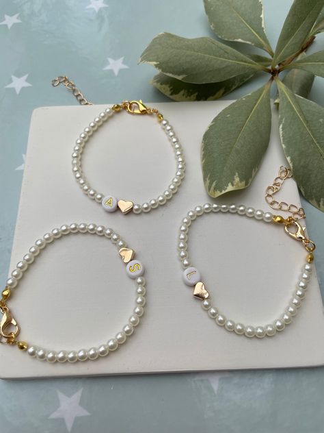 Bracelet For Bride, Best Friend Bracelets, Bride And Bridesmaids, Personalised Gifts For Friends, Bead Charms Diy, Diy Bracelet Designs, Friend Bracelets, Beads Bracelet Design, Handmade Jewelry Tutorials