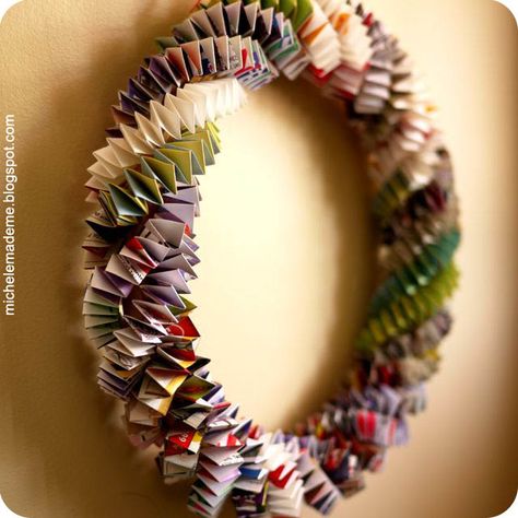 DIY Wreath~  make a Box Chain Paper Wreath- out of magazines, wrapping paper or newspaper. Cool idea! Paper Wreath Tutorial, Old Magazine Crafts, Paper Wreath Diy, Origami Wreath, Couronne Diy, Crafts Recycled, Hantverk Diy, Recycled Magazines, Quilled Creations